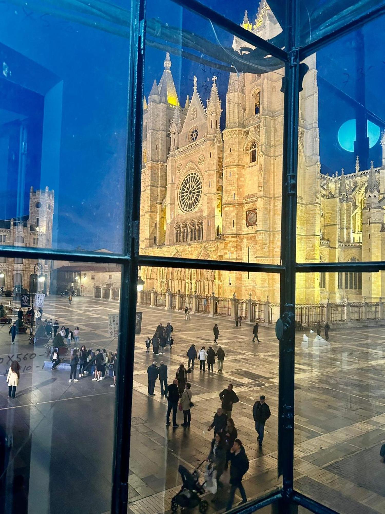 Hotel Albany Ancha León Exterior foto The Cathedral of the Holy Saviour