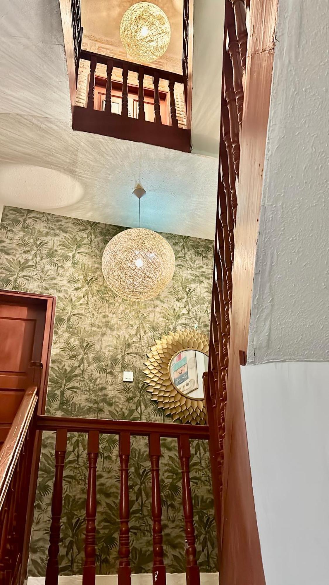Hotel Albany Ancha León Exterior foto A light fixture