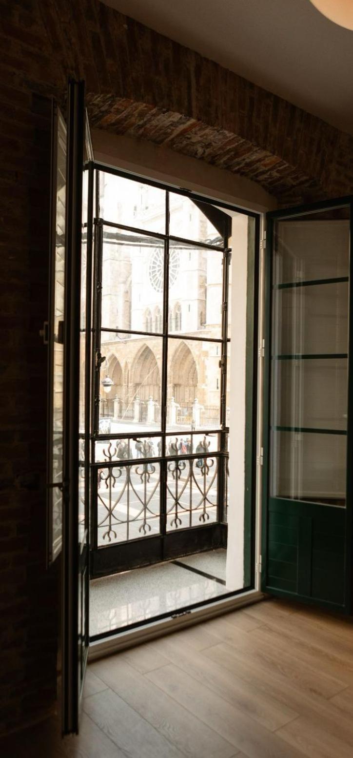 Hotel Albany Ancha León Exterior foto A window with a grille