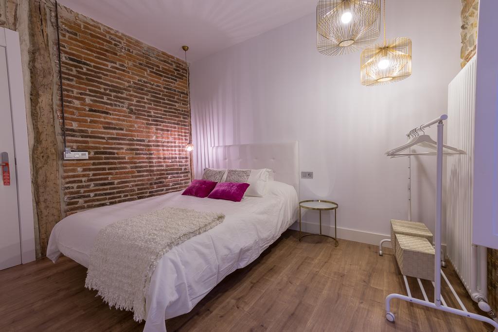 Hotel Albany Ancha León Exterior foto A bedroom in a hotel in Spain